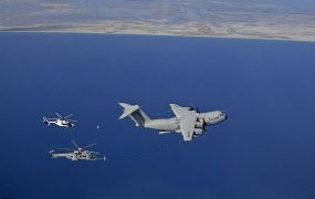 Airbus A400M tankt een H225 helikopter bij in volle vlucht