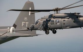 Aerial refueling van de Sikorsky HH-60W, de Jolly Green II Aerial refueling van de Sikorsky HH-60W, de Jolly Green II
