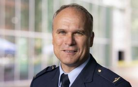 Helikopterpiloot wordt Commandant van de Nederlandse Strijdkrachten Helikopterpiloot wordt Commandant van de Nederlandse Strijdkrachten