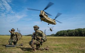 DHC (NL) oefent met luchtmobiele troepen