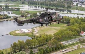 NL Luchtmachthelikopters vliegen vrijheidsambassadeurs NL Luchtmachthelikopters vliegen vrijheidsambassadeurs