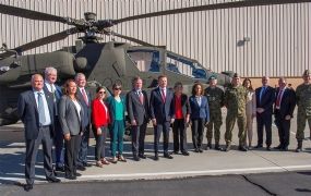 Poolse Defensieminister inspecteert Boeing's Apache fabriek