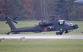 Eerste Apache AH-64 Echo vliegt boven Woensdrecht