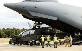 Weer twee Apaches AH-64E aangekomen op Gilze-Rijen