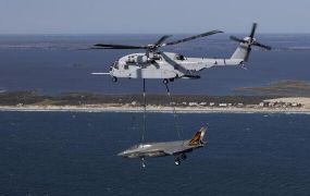 CH-53K King Stallion vliegt 800 km met F-35B aan de sling