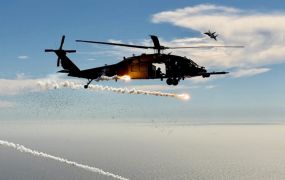 HH-60W en HH-60G Hawk verdedigen zich tegen F-15D Eagle boven zee