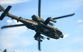 Apache AH-64E toont zijn anti-drone afweersystemen