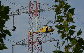 Hoogspanningskabels plaatsen op hoogte 